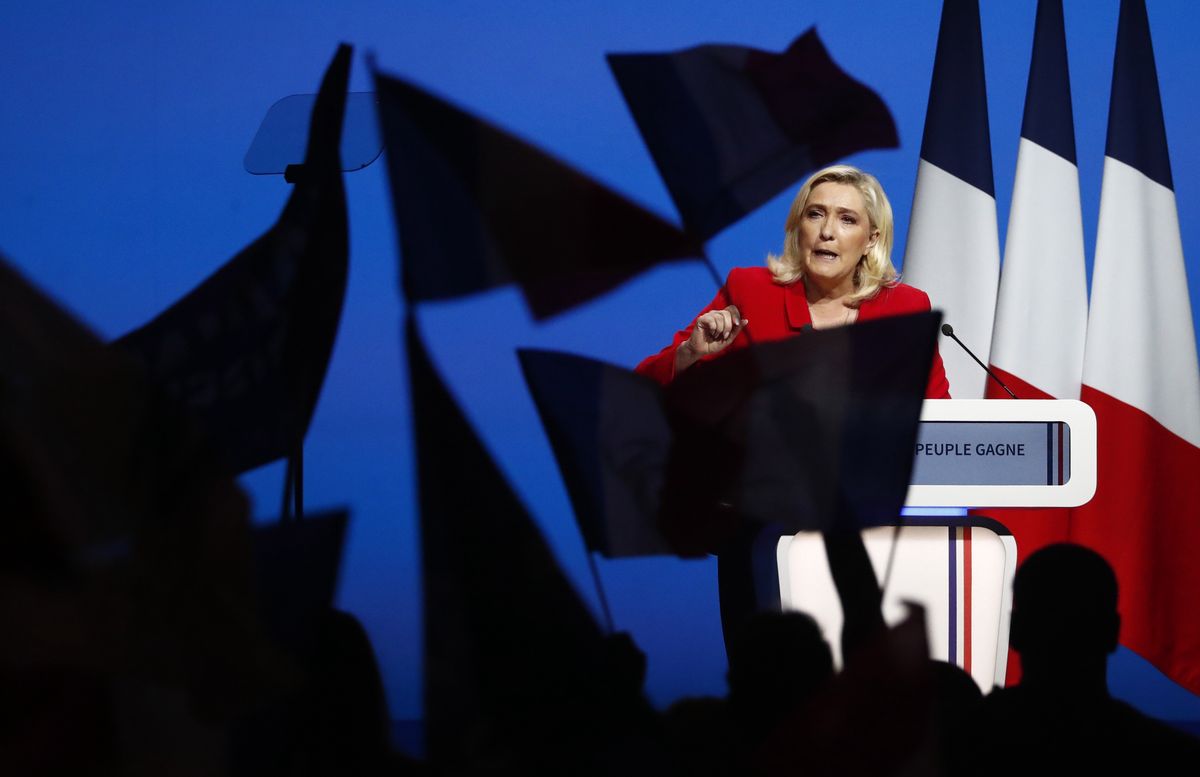 epaselect epa09890087 French far-right Rassemblement National (RN) party candidate for the French presidential election Marine Le Pen holds a campaign rally in Avignon, France, 14 April 2022. The second round of the French presidential election will take place on 24 April 2022 with Le Pen running in a face-off against incumbent French President and candidate for re-election Emmanuel Macron. EPA/GUILLAUME HORCAJUELO Dostawca: PAP/EPA.