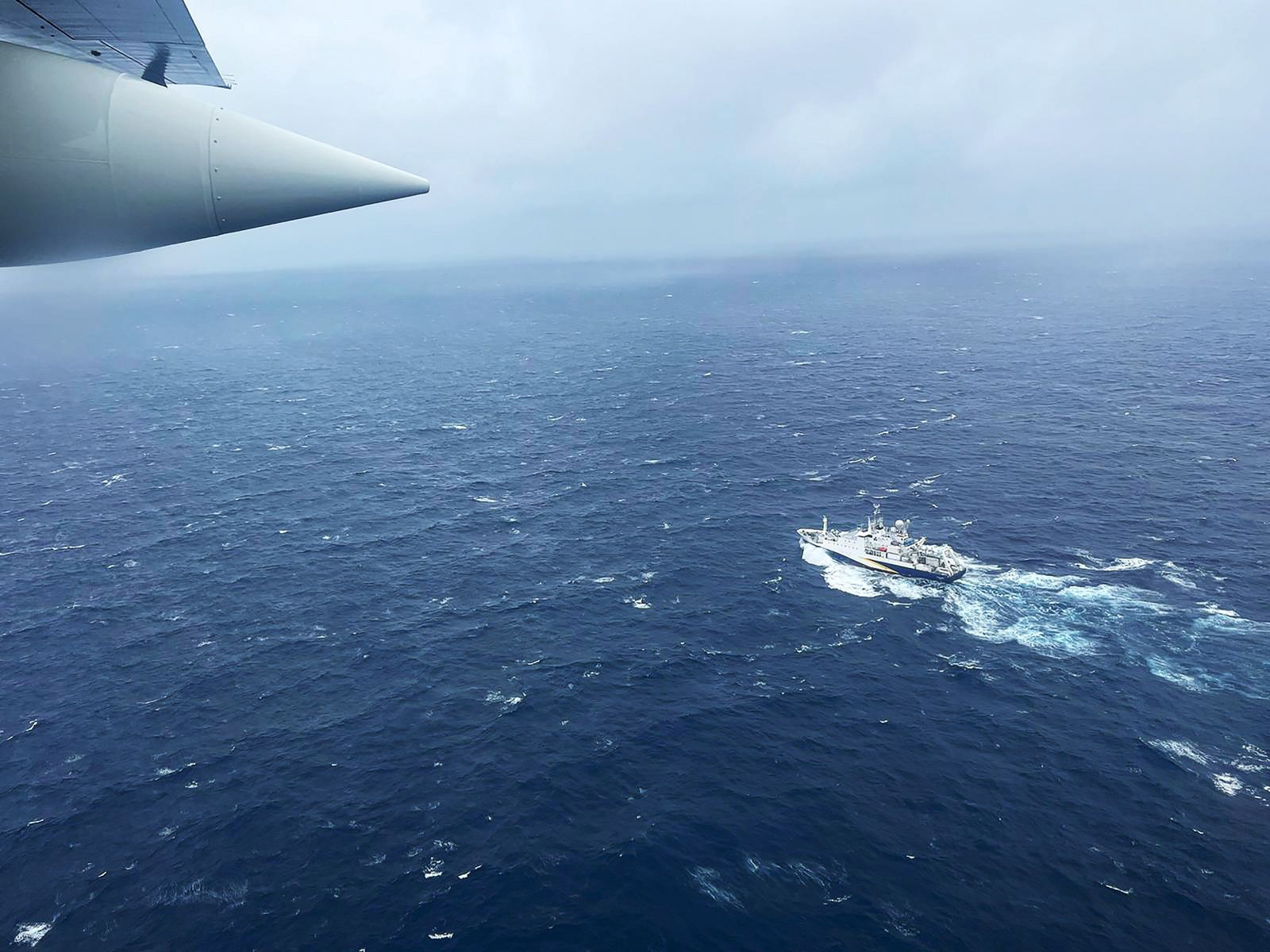 US Coast Guard continues to search for missing submersible with tourists visiting Titanic
epa10706581 A handout photo made available by the US Coast Guard shows a Coast Guard Air Station Elizabeth City, North Carolina HC-130 Hercules airplane flies over the French research vessel, L'Atalante approximately 900 miles East of Cape Cod during the search for the 21-foot submersible, Titan, in Boston, Massachusetts, USA, 21 June 2023 (issued 22 June 2023). The United States Coast Guard, along with Canadian authorities, is searching the ocean depths for a submersible with Ocean Gate Expeditions, carrying tourists visiting the Titanic wreckage, 900 miles (1500 km) off the coast of Cape Cod, that lost contact on 18 June 2023.  EPA/PETTY OFFICER 1ST CLASS AMBER HOWIE HANDOUT  HANDOUT EDITORIAL USE ONLY/NO SALES 
Dostawca: PAP/EPA.
PETTY OFFICER 1ST CLASS AMBER HOWIE HANDOUT