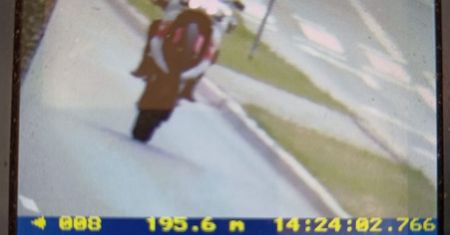 Gnał przez miasto na jednym kole. Motocyklista stracił prawo jazdy