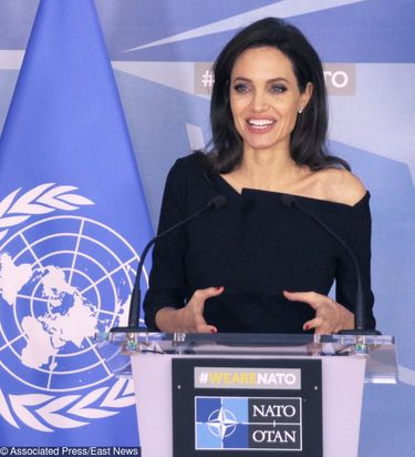 Angelina Jolie cała w czerni w siedzibie NATO w Brukseli