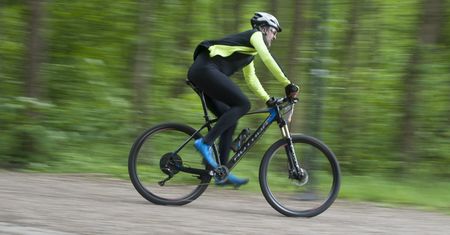 Akcesoria na rower, które warto mieć. Zapewnią wygodę i bezpieczeństwo