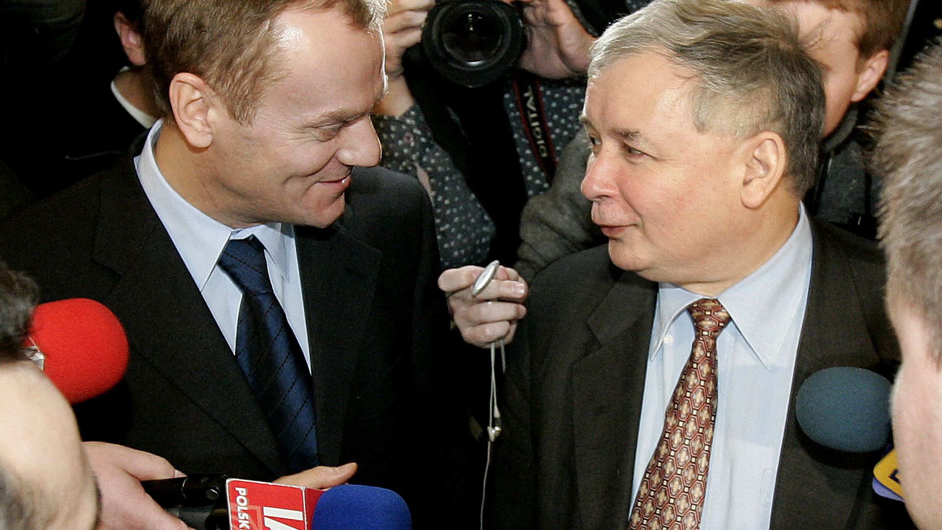 Donald Tusk i Jarosław Kaczyński od lat uwikłani są w historyczny spór, który ani o krok nie posuwa polskich spraw do przodu