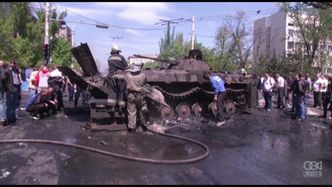 Płonące barykady i zwęglone szczątki ukraińskiego wozu opancerzonego