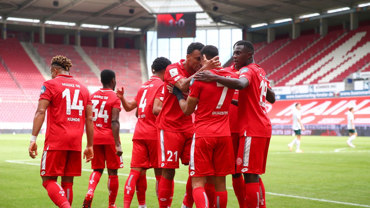 PAP/EPA / Alex Grimm / Na zdjęciu: piłkarze 1.FSV Mainz 05