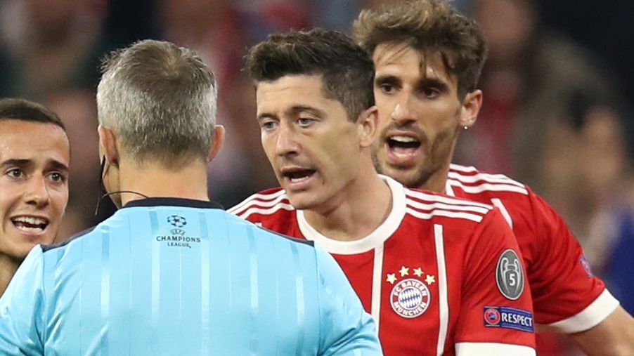 Getty Images / Maja Hitij/Bongarts / Na zdjęciu: Robert Lewandowski dyskutuje z sędzią w trakcie meczu z Realem