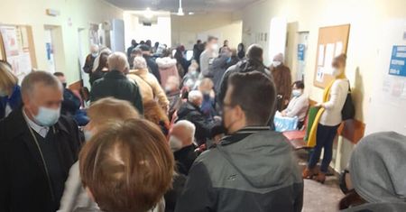 Tłum pacjentów w laboratorium SPSK4. Szpital: „Część osób przychodzi zbyt wcześnie”