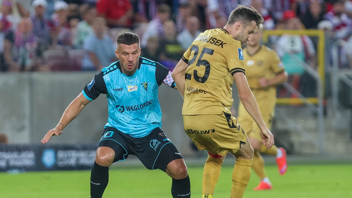 Lukas Podolski (z lewej) i Marek Hanousek (z prawej)