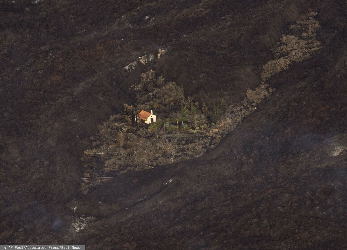 La Palma. „Cudowny domek” jednak nie ocalał. Lawa pochłonęła jeden z symboli erupcji wulkanu Cumbre Vieja