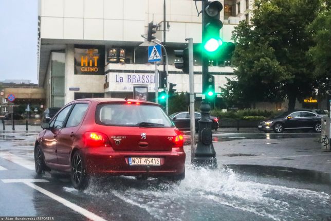 Gwałtowne burze nad Warszawą. Stolica w deszczu 