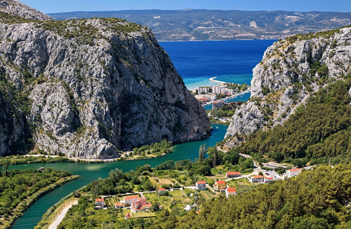 Omiš należy do najpiękniej położonych miast w Chorwacji