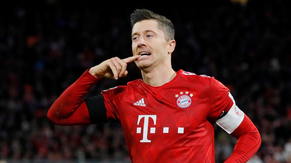 PAP/EPA / RONALD WITTEK  / Na zdjęciu: Robert Lewandowski