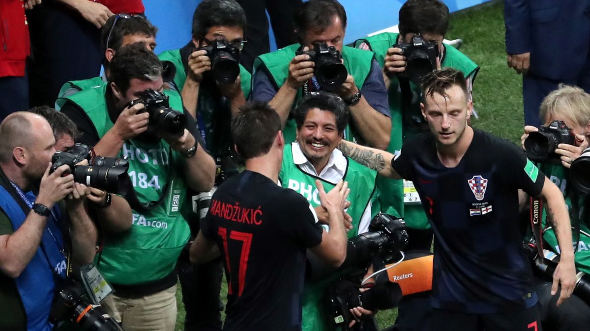 Zdjęcie okładkowe artykułu: PAP/EPA / ABEDIN TAHERKENAREH / Na środkowym planie zdjęcia Yuri Cortez, fotograf AFP, tuż po radości Chorwatów po bramce na 2:1 w meczu z Anglią