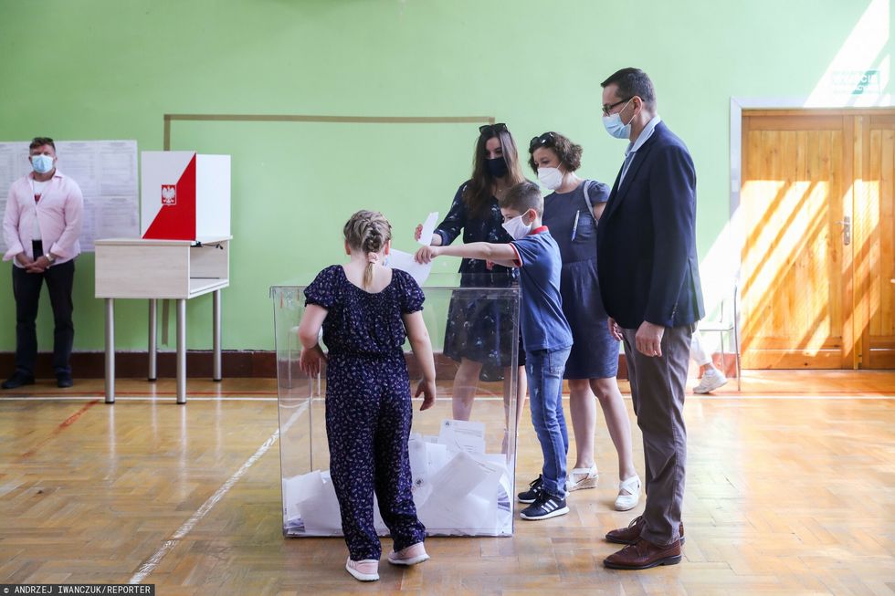Premier Mateusz Morawiecki z rodziną podczas ubiegłorocznych wyborów prezydenckich 