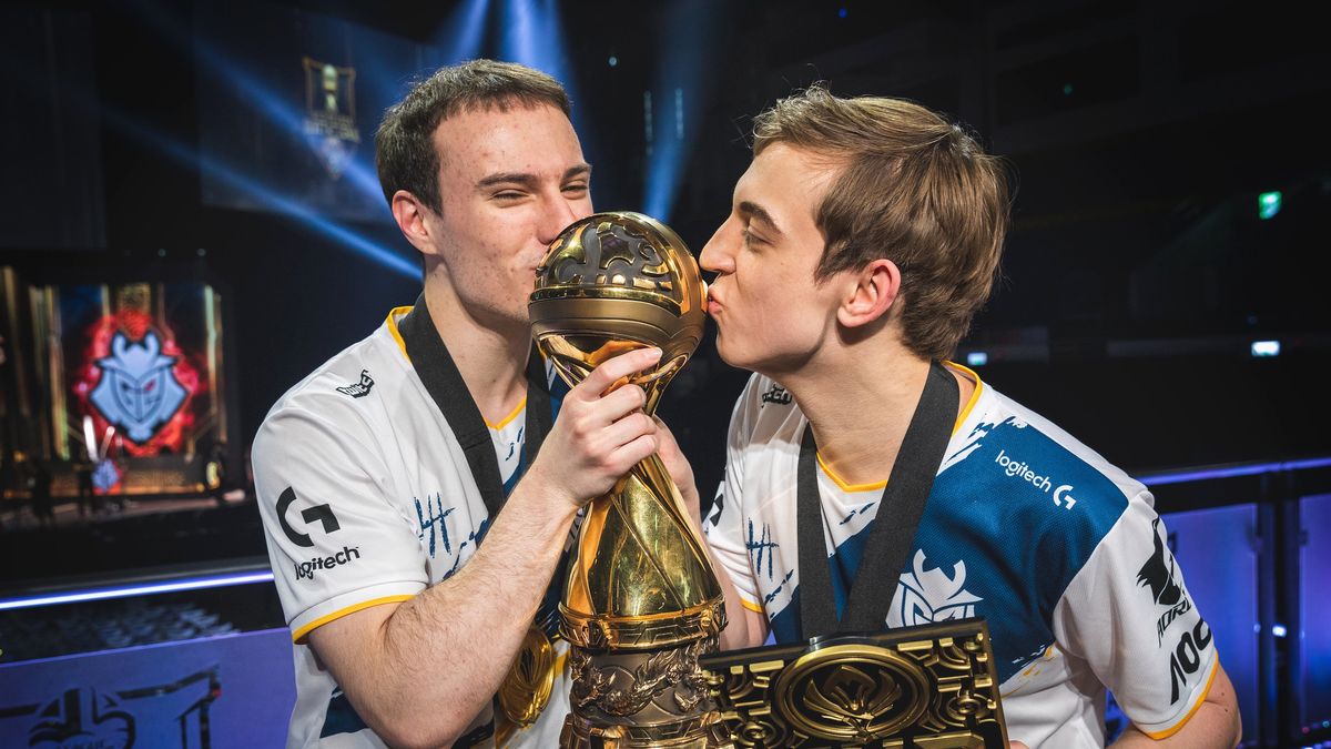 Materiały prasowe / Riot Games / Luka Perković i Rasmus Winther z pucharem za zwycięstwo w MSI 2019