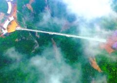 Chiny - najdłuższy na świecie szklany most