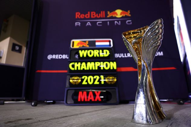 Puchar mistrzowski w garażu Verstappena (fot. Red Bull)
