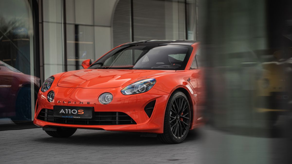 Lakier nawiązuje do barw dawniej stosowanych przez francuską markę.