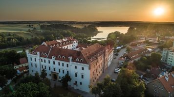 Ten hotel na Mazurach to już legenda. Mieści się w zamku, seniorzy go uwielbiają