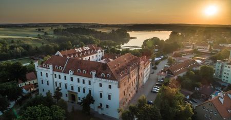 Ten hotel na Mazurach to już legenda. Mieści się w zamku, seniorzy go uwielbiają