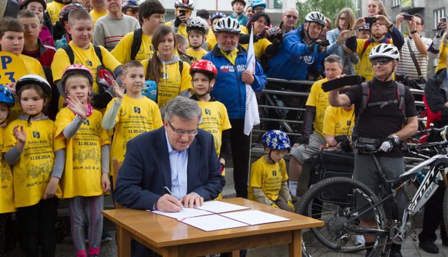 Rowerzyści w Polsce. Prezydent podpisał ustawę w sprawie dróg rowerowych