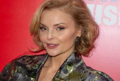 Pojawiła się wśród gwiazd Hollywood. Na jej twarzy można dostrzec dziwną ozdobę