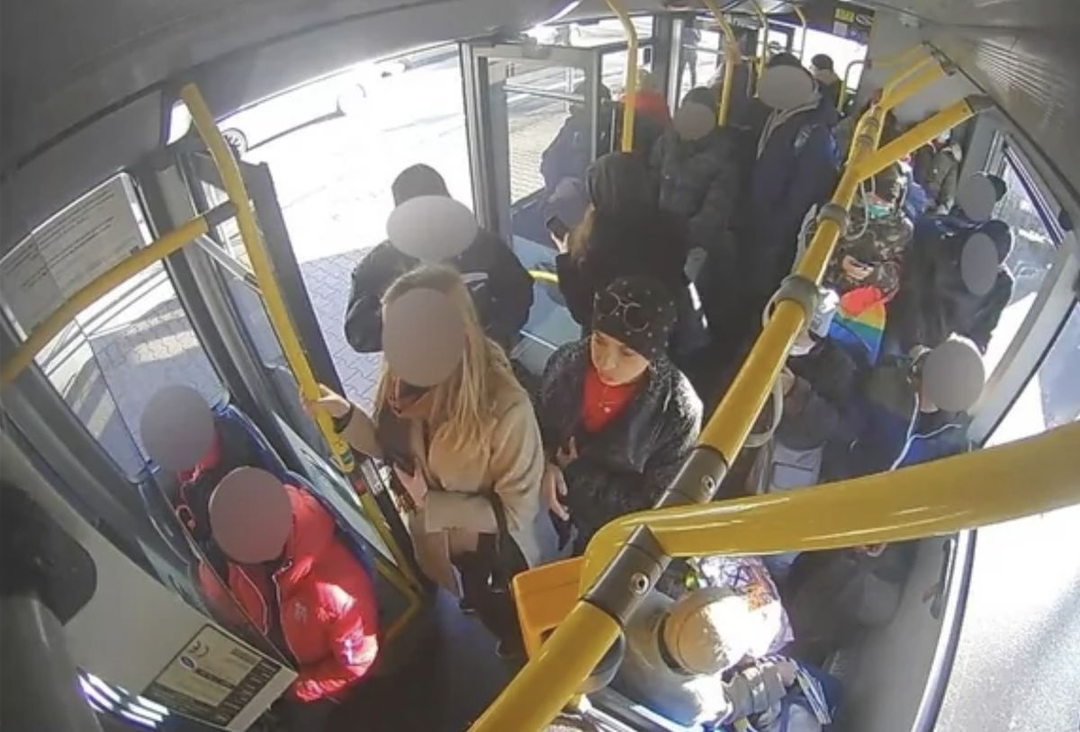 Kobieta bez maseczki, widoczna na autobusowym monitoringu, wpadła we wściekłość po uwadze współpasażerki o konieczności zasłaniania nosa i ust w miejskim autobusie. Szuka jej policja (KPP Bielsko-Biała)