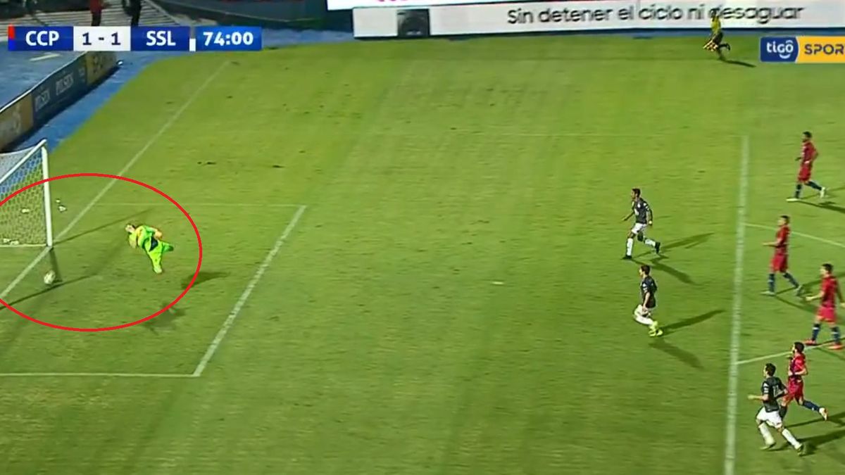 W tej sytuacji sędzia meczu Cerro Porteno - San Lorenzo uznał, że goście strzelili gola