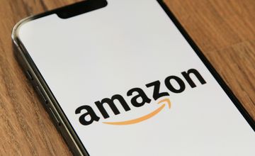 Amazon napędzany przez reklamy, chmurę i subskrypcje. Inwestycje przestraszyły inwestorów