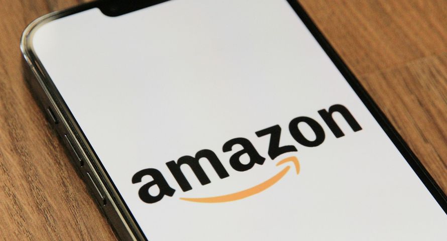 Amazon napędzany przez reklamy, chmurę i subskrypcje. Inwestycje przestraszyły inwestorów