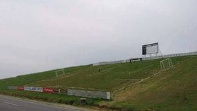 "Krzywe" boisko z Rumunii to hit sieci. Zobacz inne dziwaczne miejsca, gdzie grają w piłkę