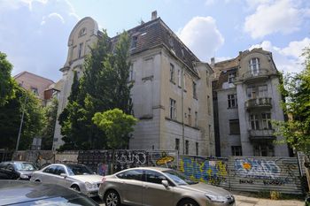 Poznań: Dawniej była symbolem luksusu, dziś stopniowo popada w ruinę. Co dzieje się z kamienicą przy ul. Mickiewicza 29?