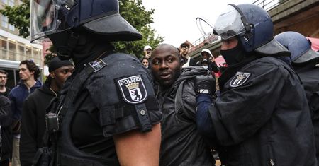 Niemcy: masowe protesty przeciwko rasizmowi. Starcia w Berlinie i Hamburgu