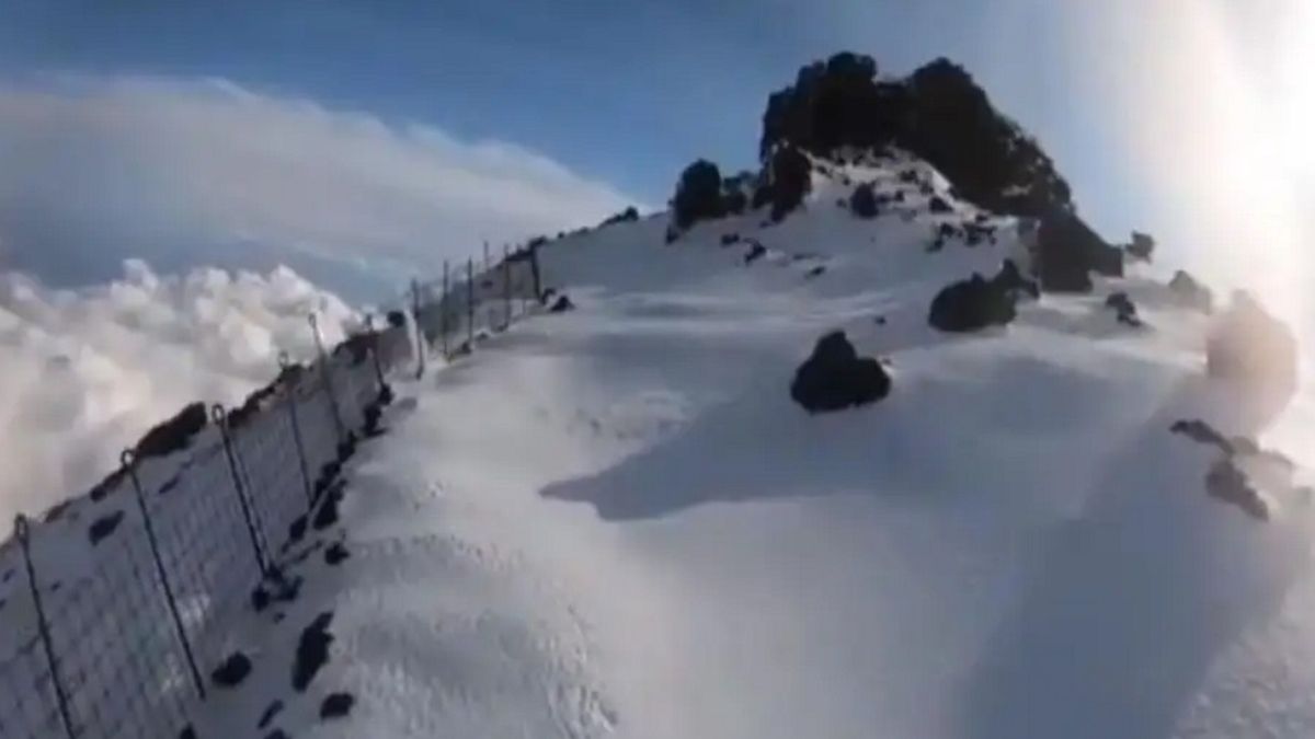 screen z nagrania alpinisty podczas wspinaczki na Fudżi