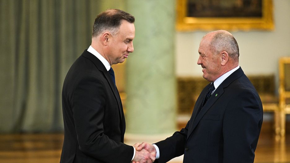 Warszawa, 09.11.2023. Prezydent RP Andrzej Duda (L) i powołany na stanowisko marszałka seniora Sejmu Marek Sawicki (P) w Pałacu Prezydenckim w Warszawie, 9 bm. (aldg) PAP/Radek Pietruszka