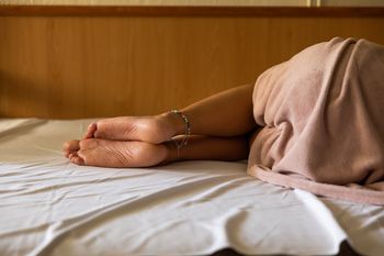 "Zabójca" snu. Koniecznie wynieś, jeśli masz w sypialni