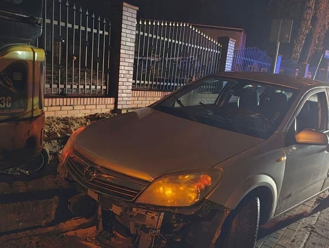 Namysłów: Miał blisko 4 promile we krwi. Wjechał samochodem w koparkę stojącą na poboczu