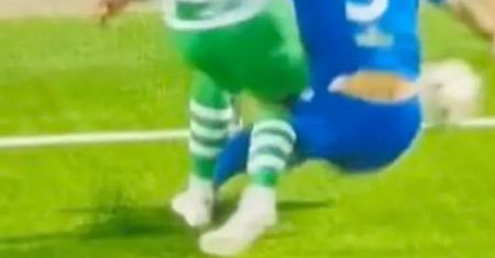 Brutalny faul w piłce nożnej. Kibice są w szoku