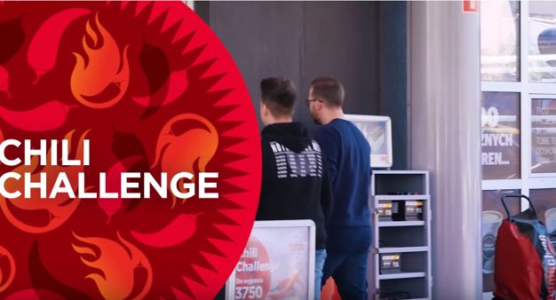 Mandzio i Ignacy z kanału Mniej Więcej podejmują Chili Challenge z Circle K