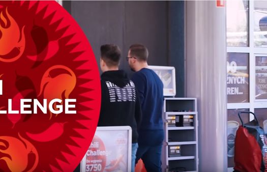 Mandzio i Ignacy z kanału Mniej Więcej podejmują Chili Challenge z Circle K