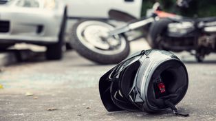 Wypadek motocykla z samochodem w Tarnowie Krzyżu. Ranny kierowca jednośladu trafił do szpitala