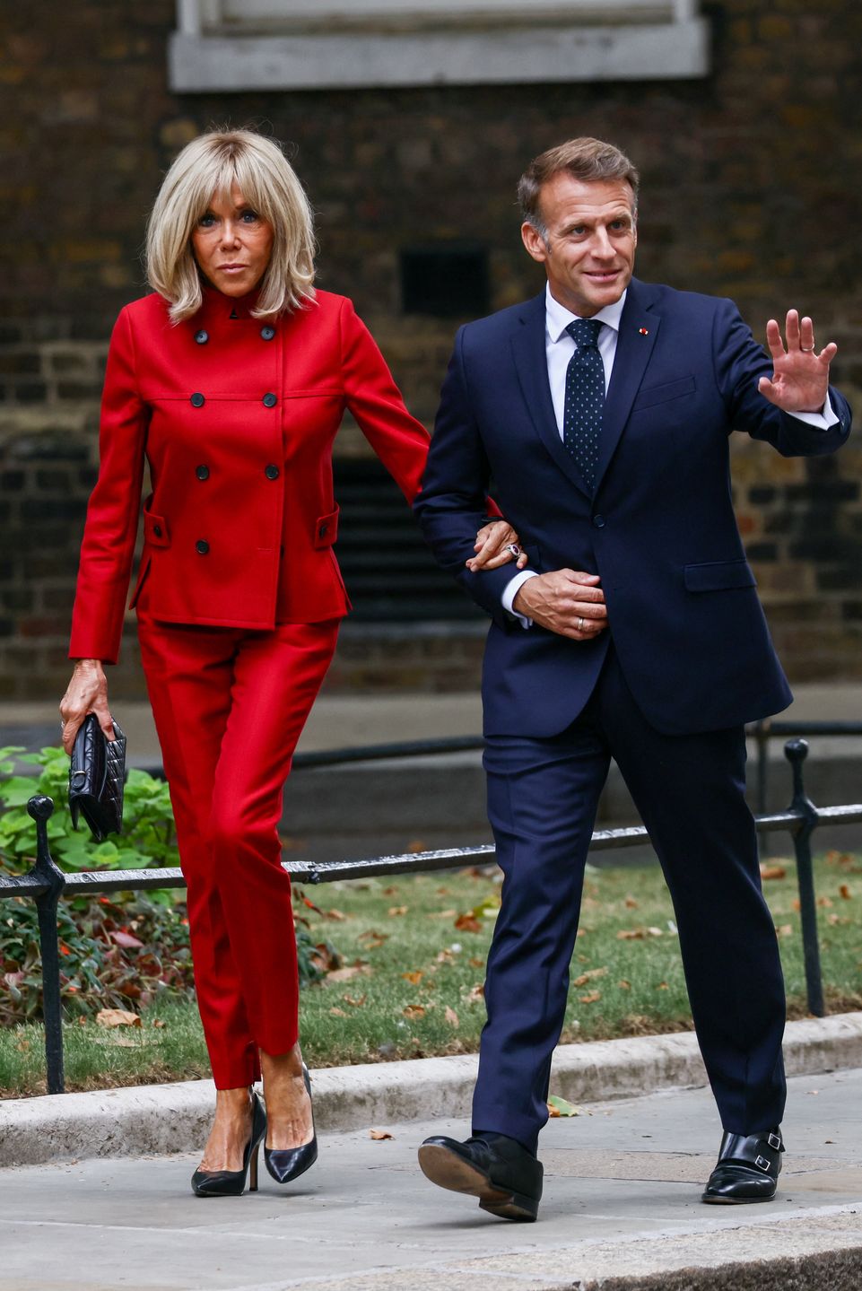 Brigitte Macron towarzyszy Emmanuelowi na spotkaniu z brytyjskim
