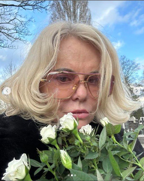 Joanna Kurowska zrobiła sobie SELFIE na pogrzebie. Przegięła? 