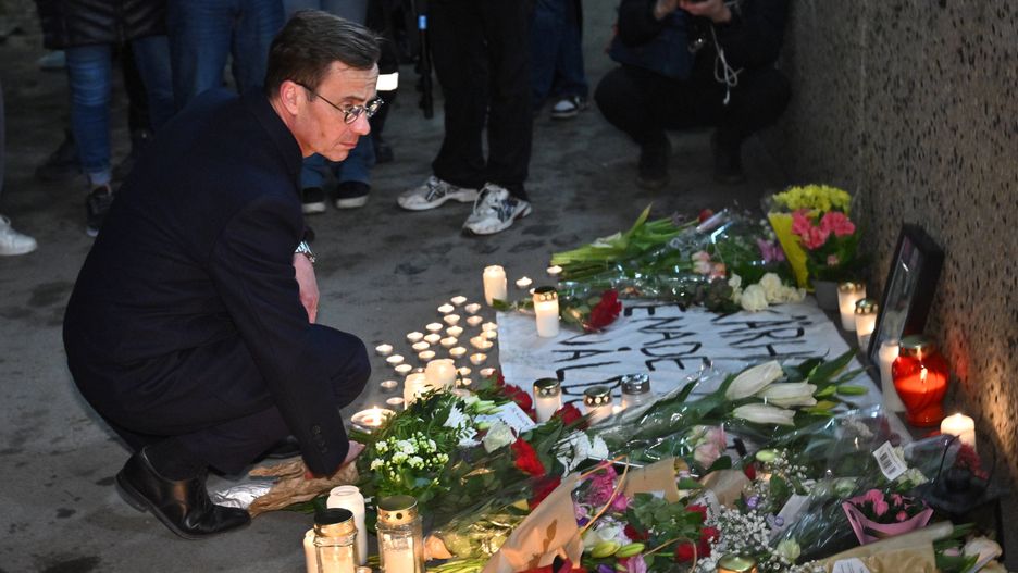 W czwartek na miejscu zdarzenia pamięć zabitego mężczyzny  uczcił premier Szwecji Ulf Kristersson