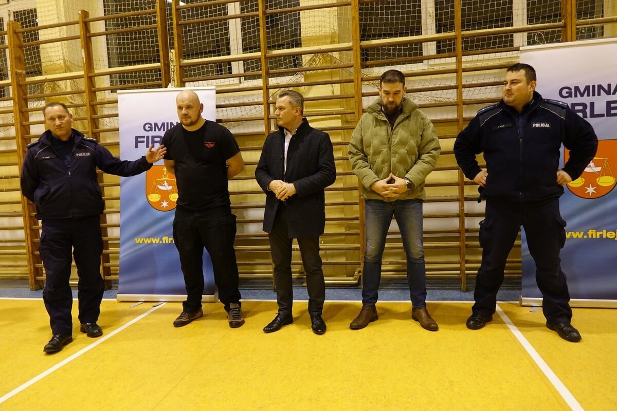mężczyźni, hala sportowa, drabinki do ćwiczeń