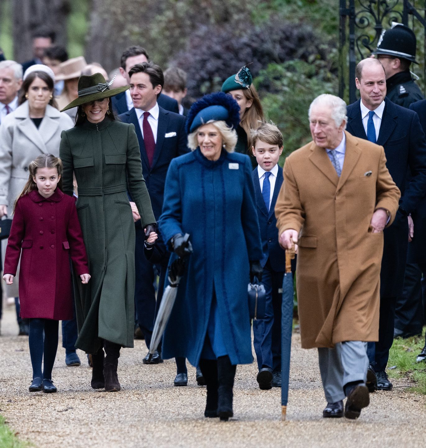 Kate Middleton i książę William z dziećmi podczas świątecznego