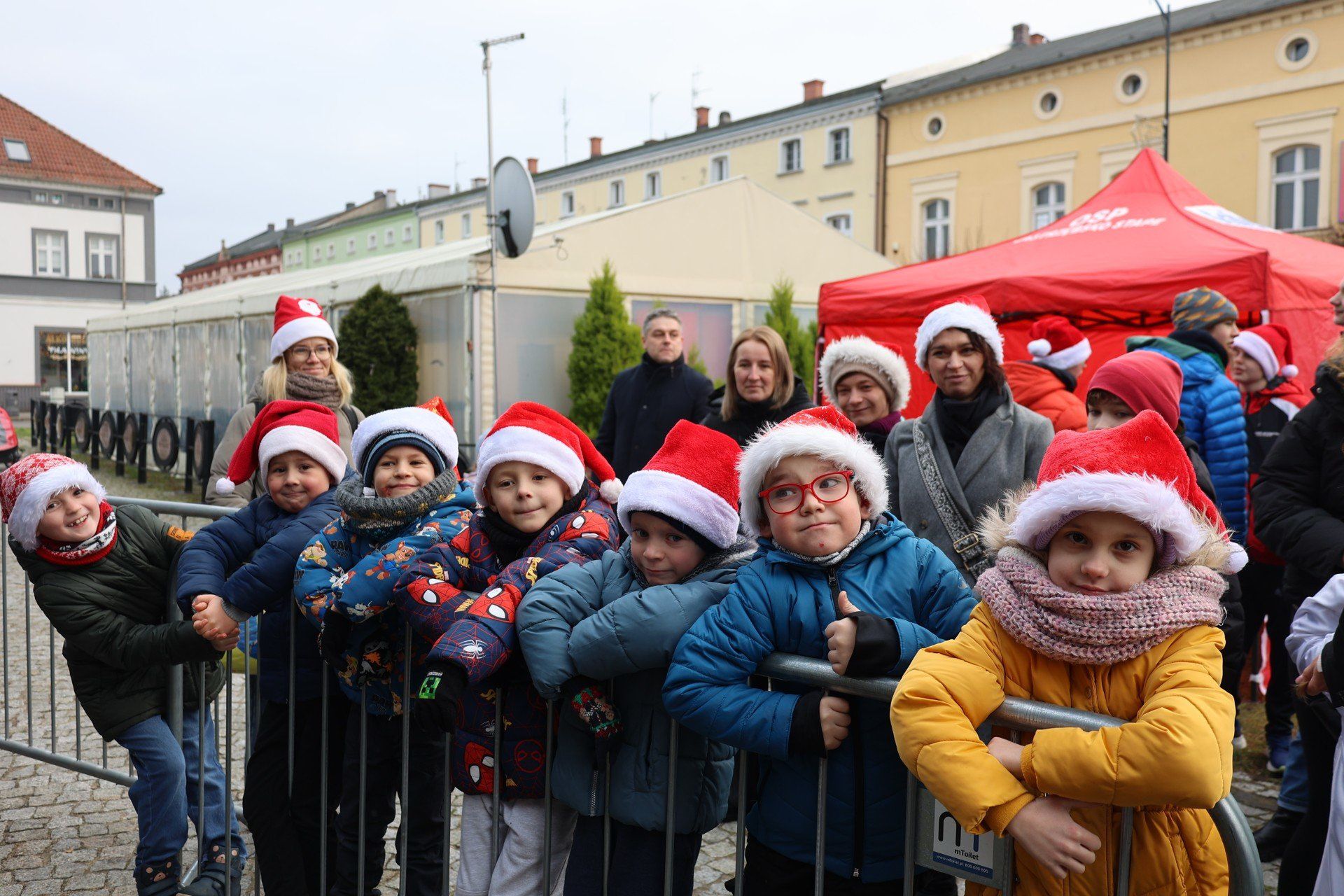 Mali artyści wprowadzają publiczność w świąteczny nastrój