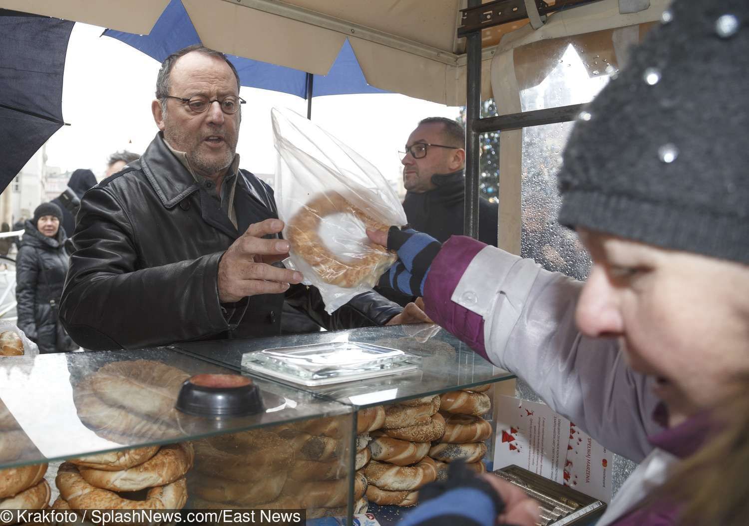 Słynny Leon Zawodowiec, czyli Jean Reno, skusił się na krakowskiego obwarzanka