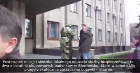 Uzbrojeni mężczyźni w nieoznakowanych mundurach na zewnątrz budynków rządowych.