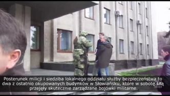 Uzbrojeni mężczyźni w nieoznakowanych mundurach na zewnątrz budynków rządowych.