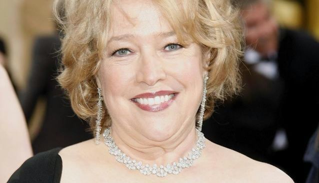 "Dwóch i pół": Kathy Bates duchem Charliego Sheena